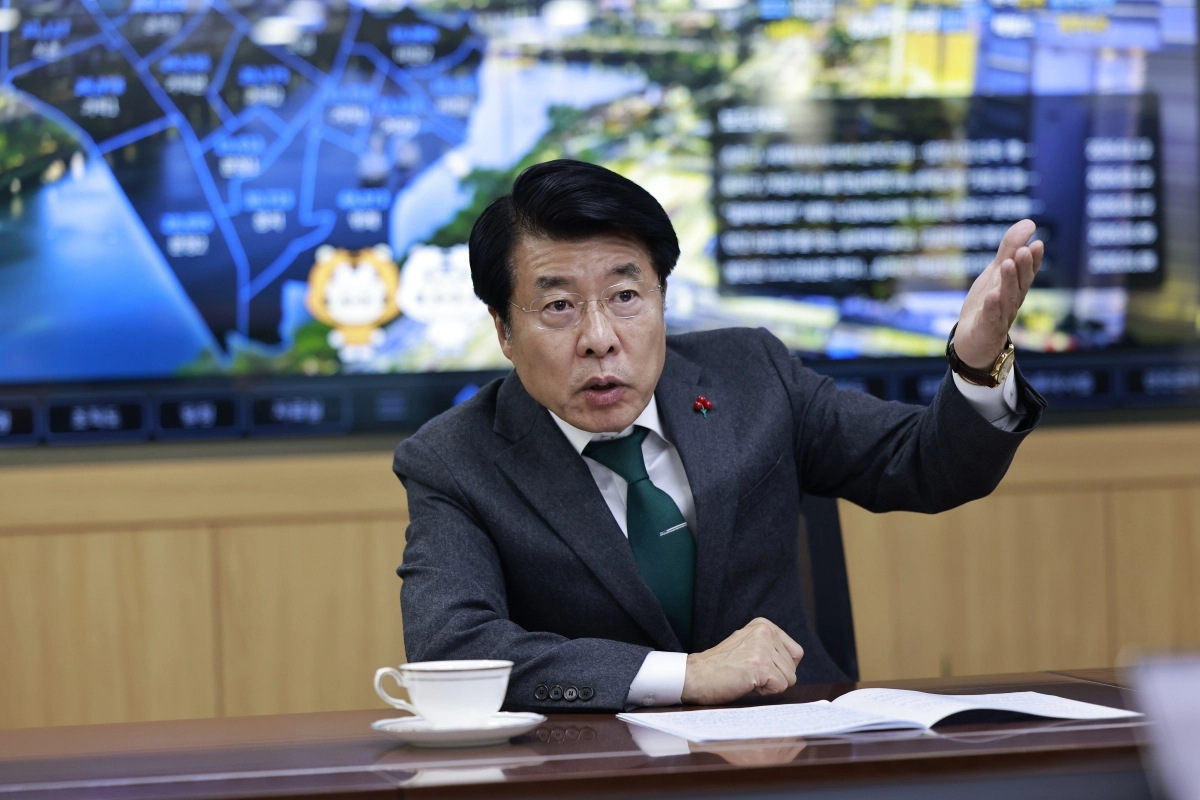 서강석 서울 송파구청장은 4일 구청 집무실에서 진행된 서울신문과의 인터뷰에서 “‘구민을 주인으로 섬기는 명품 도시 송파’를 목표로 2022년부터 직원들과 함께 쉼 없이 달려왔다”고 말했다. 그는 “송파구를 누구나 살고 싶은 명품 도시로 만들겠다”고 강조했다. 송파구 제공