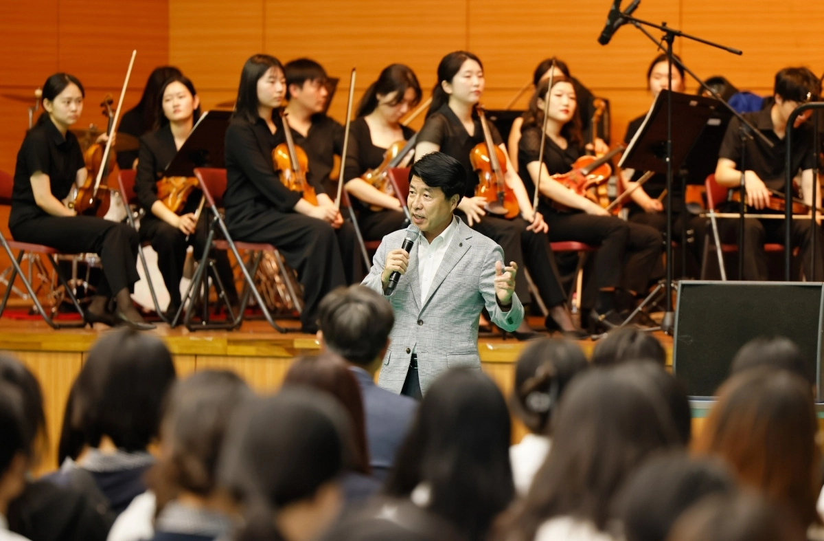 서강석 송파구청장이 지난해 7월 일신여상에서 열린 ‘학교로 찾아가는 오케스트라’ 공연에 앞서 학생들에게 인사말을 하고 있다. 송파구 제공