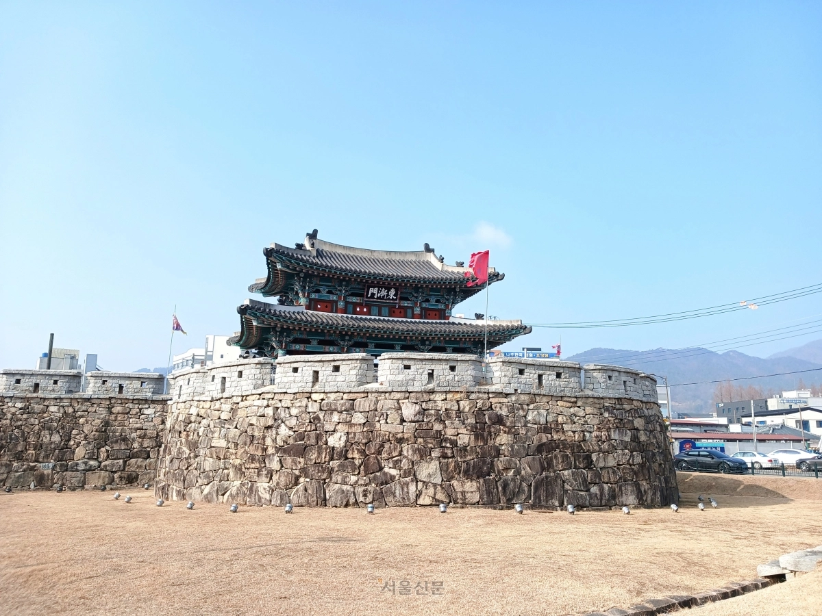 나주성 동점문. ‘나주천 물이 동쪽으로 흘러 바다에 이른다’는 뜻이 담겨 있다고 한다.