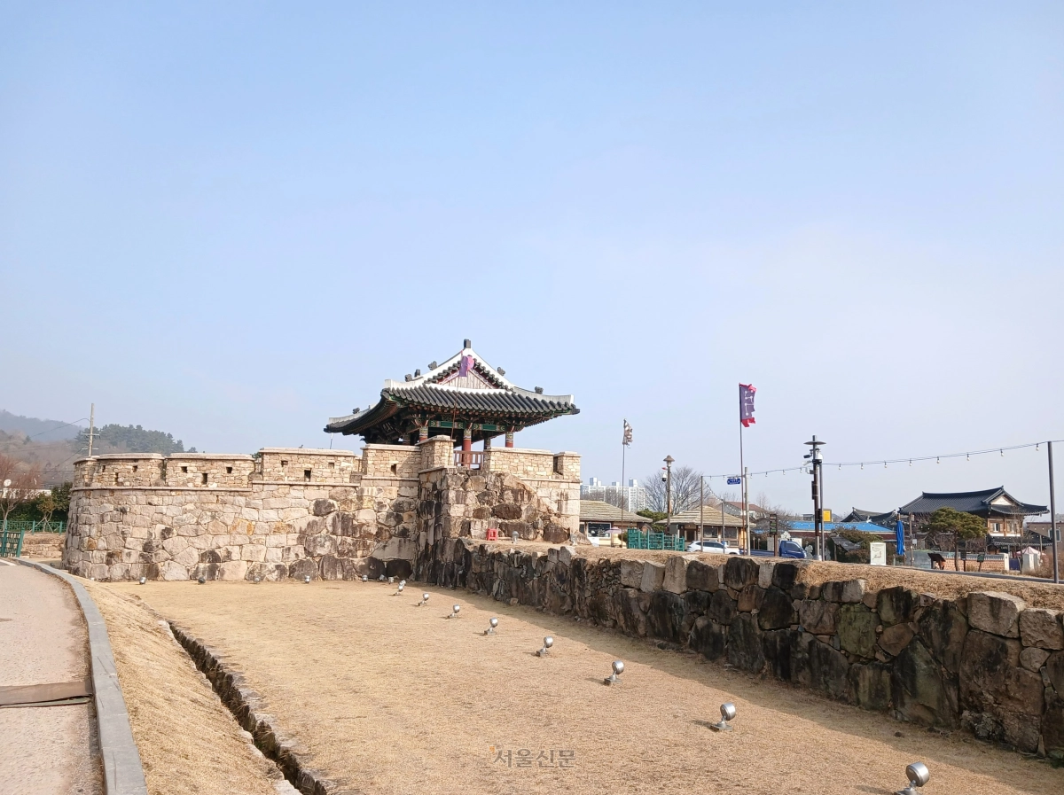 나주읍성의 서문인 영금문. 기단 부분만 남은 성벽과 복원된 서문이 역사의 궤적을 보여 주는 듯하다.