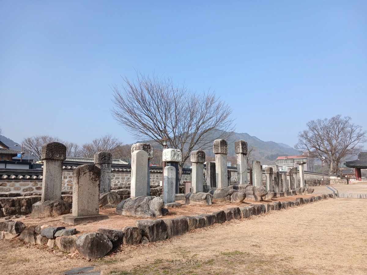 금성관 정문인 망화루로 객사 마당에 들어서면 역대 나주목사와 전라도관찰사의 선정비가 모여 있다.