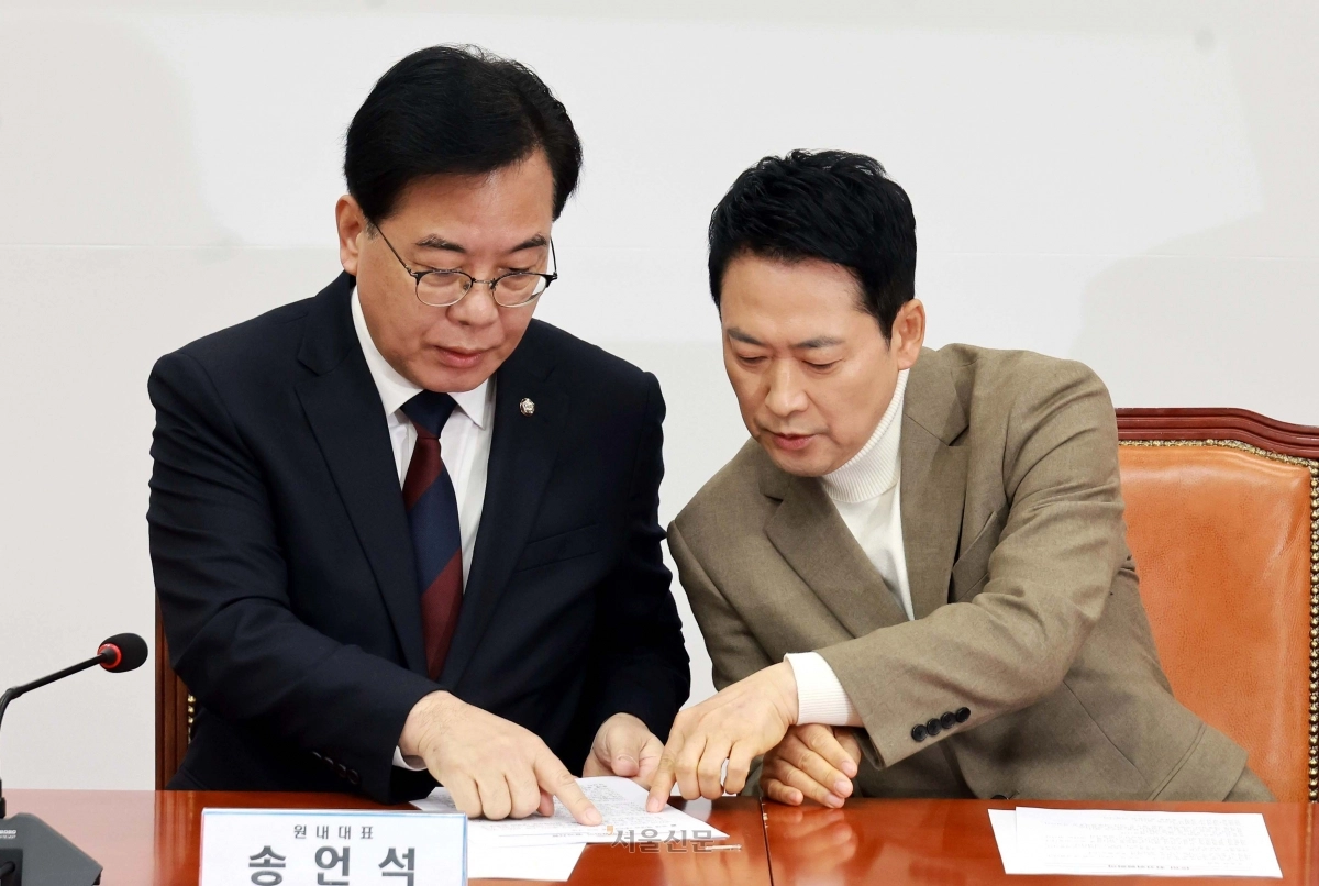 장동혁 국민의힘 대표와 송언석 원내대표가 5일 오전 서울 여의도 국회에서 열린 최고위원회의에서 대화하고 있다. 2026.2.5 안주영 전문기자