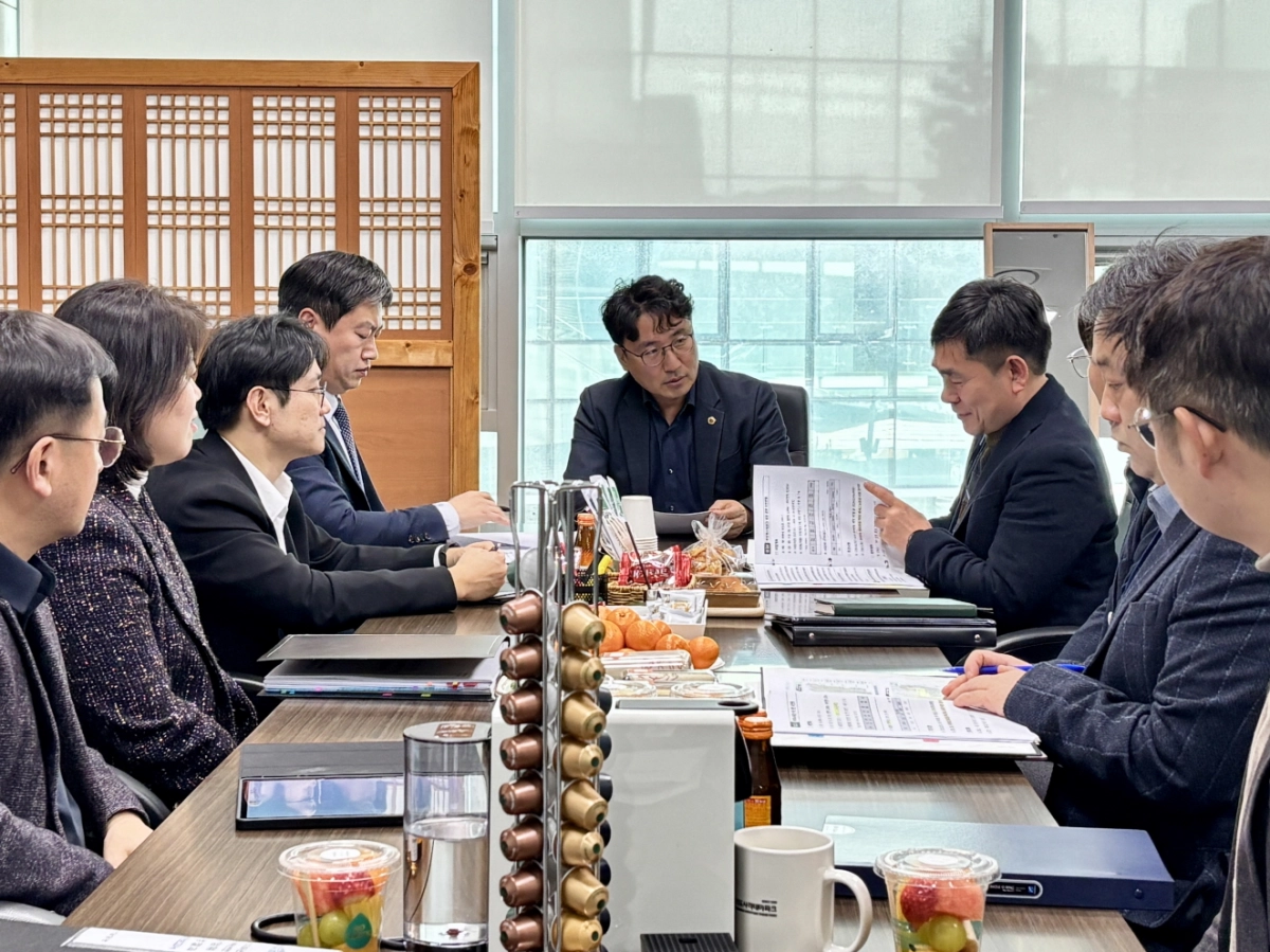 조성환 의원이 3일 기획조정실로부터 ‘2026~2030년 중기기본인력운용계획’을 보고 받고  소방 인력 확충과 파주 운정신도시 내 소방 인프라 구축 현황을 확인하고 있다.(사진=경기도의회)