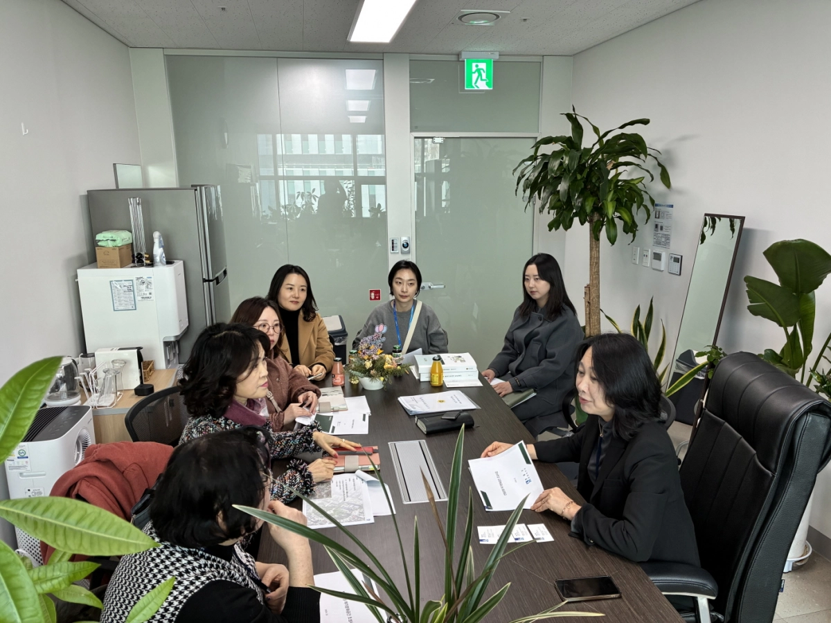이병숙 의원이 3일 수원시 공원녹지과 관계자들과 정담회를 갖고 영통구 반달공원의 여가문화공간 조성사업에 대한 실행 방안을 논의하고 있다.(사진=경기도의회)