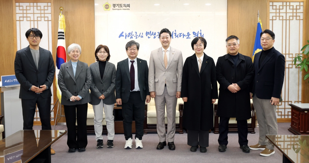 김진경 경기도의회 의장이 4일 집무실에서 기초의원 선거구 획정 관련해 방문한 경기지역 5개 야당 관계자들과 면담을 갖고 기념촬영을 하고 있다.(사진=경기도의회)