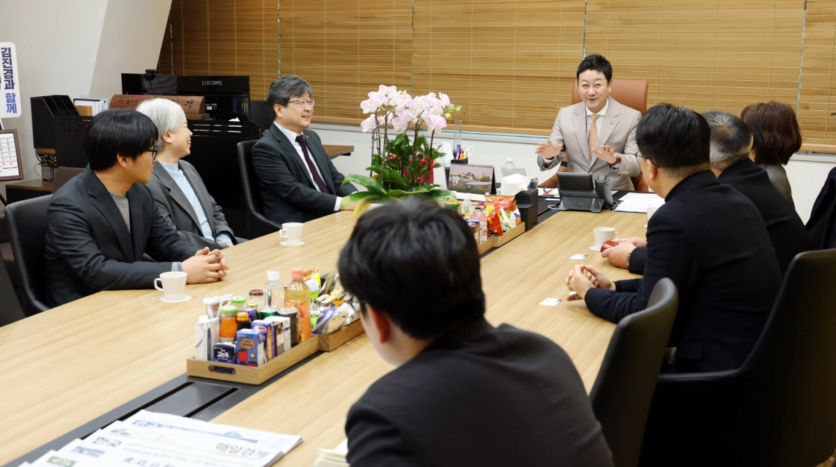 김진경 의장이 경기지역 5개 야당 관계자들과 지방선거 선거구 획정 제도 개선과 관련한 건의 사항을 경청하고 의견을 나누고 있다.(사진=경기도의회)