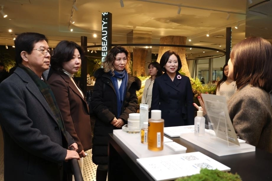 지난 4일 서울 패션·뷰티 산업의 중심지인 동대문디자인플라자(DDP) 내 뷰티 복합문화공간 ‘비더비(B the B)’를 방문한 서울시의회 이커머스 특위