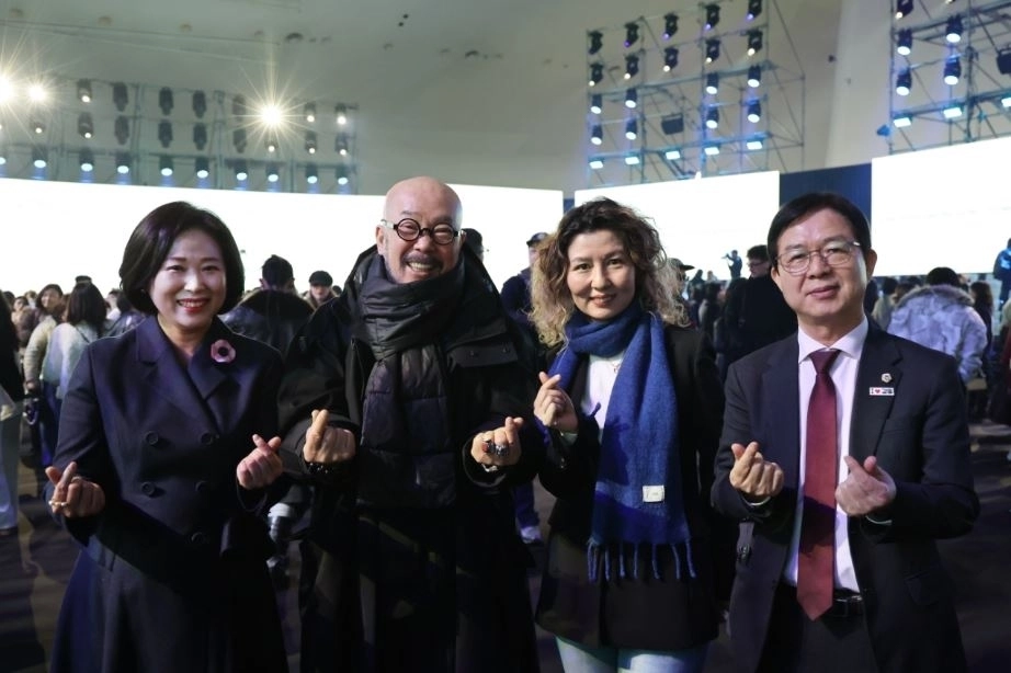 기념사진을 찍는 (왼쪽부터) 이새날 의원, 이상봉 패션 디자이너, 아이수루 의원, 이종태 의원