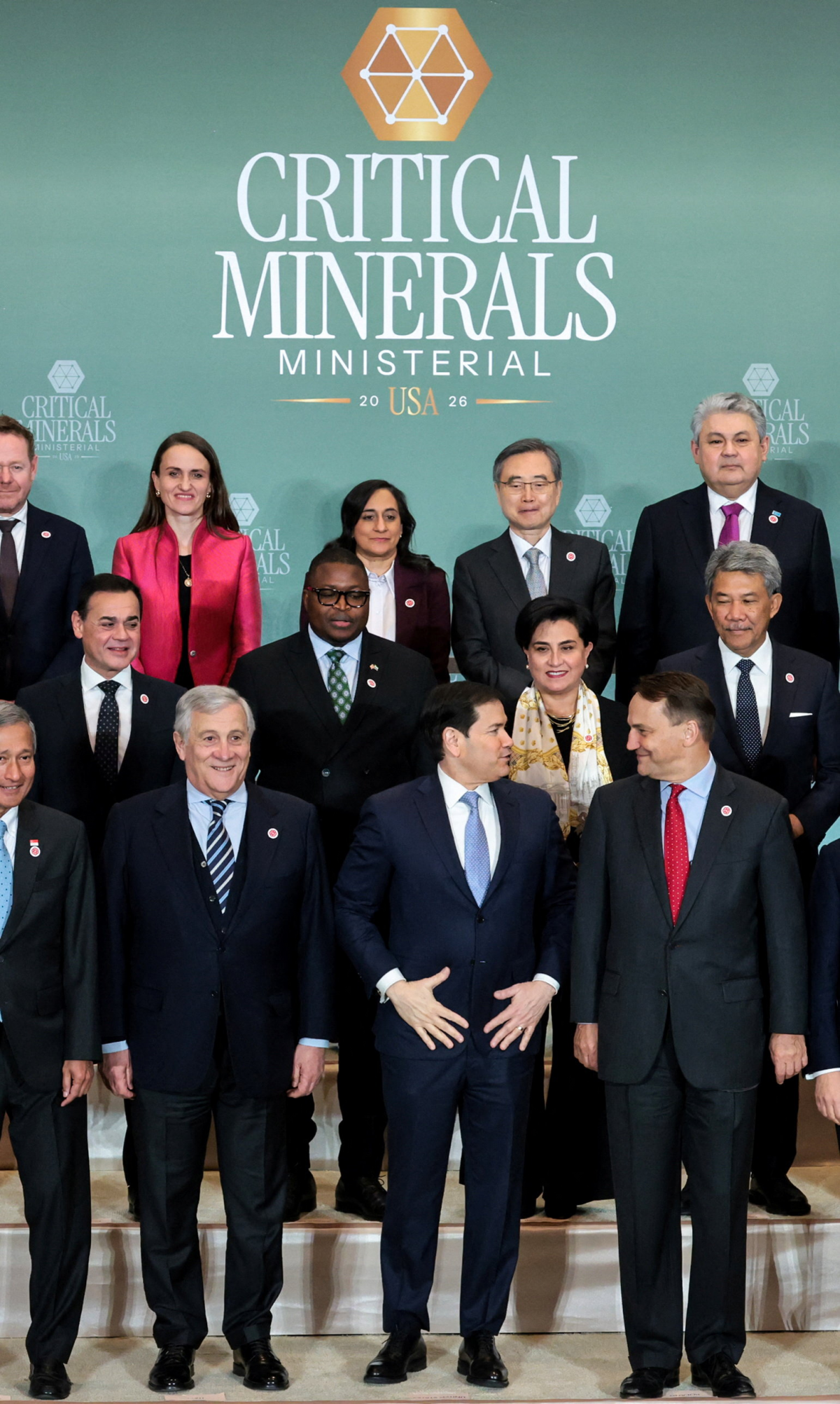 미국 국무장관 마코 루비오(앞줄 왼쪽 세번째)가 4일(수요일) 워싱턴 국무부에서 열린 ‘핵심광물 장관회의’ 단체 사진을 촬영하고 있다. 워싱턴DC AP 연합뉴스