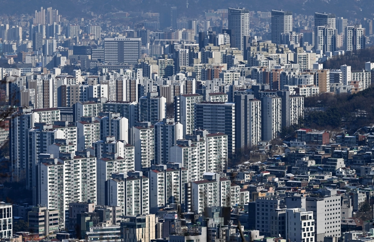 2일 KB부동산 월간 주택 시계열 통계에 따르면 지난 1월 한강 이남 11개구의 중소형(전용면적 60㎡ 초과∼85㎡ 이하) 아파트값은 평균 18억269만원으로 집계됐다. 사진은 이날 서울 남산에서 바라본 시내 아파트 모습. 2026.2.2 홍윤기 기자