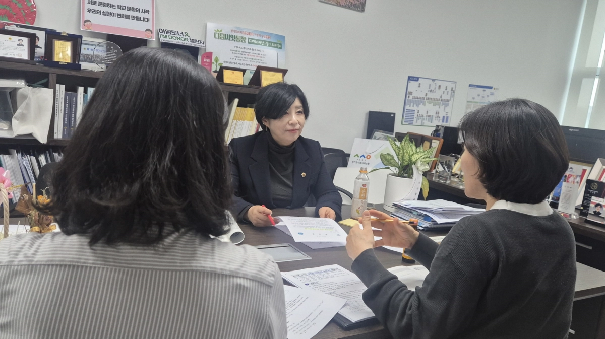 정경자 의원이 4일 의회사무처 총무과와 간담회를 열고 ‘경기도의회 중증장애인생산품 및 장애인표준사업장 생산품 우선구매 촉진 조례’ 관련 이행 현황을 점검하고 개선 방안을 논의하고 있다.(사진=경기도의회)