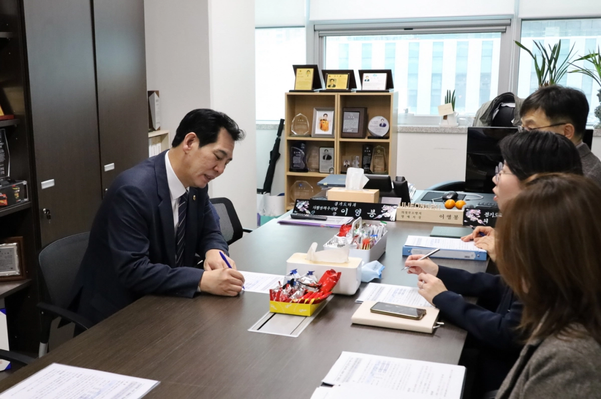 이영봉 의원이 4일 경기도 인권담당관실과 함께 선감학원 사건 피해자 의료비 지원사업 현황을 점검하고 경기북부 지역 피해자 지원 대책을 논의하고 있다.(사진=경기도의회)