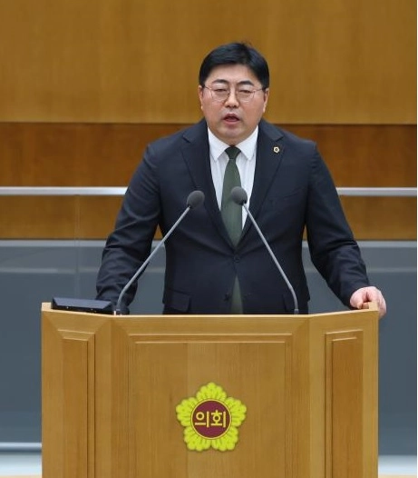 김진명 의원이 4일 제388회 임시회 제2차 본회의에서 5분 자유발언을 하고 있다.(사진=경기도의회)