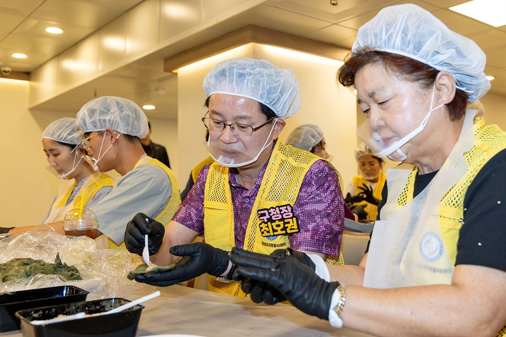 최호권(왼쪽 세 번째) 영등포구청장이 지난해 9월 주민들과 함께 추석맞이 송편 빚기와 나눔 활동을 하고 있다. 영등포구 제공