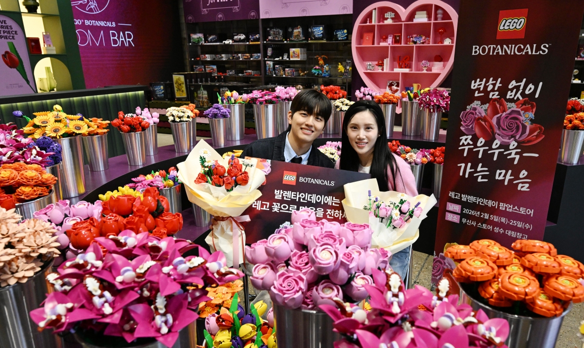 모델들이 5일 서울 성동구 무신사 스토어 성수대림창고에서 레고 꽃 수백 송이로 꾸민 ‘레고 밸런타인데이 팝업스토어’를 소개하고 있다. 2026.2.5 도준석 전문기자