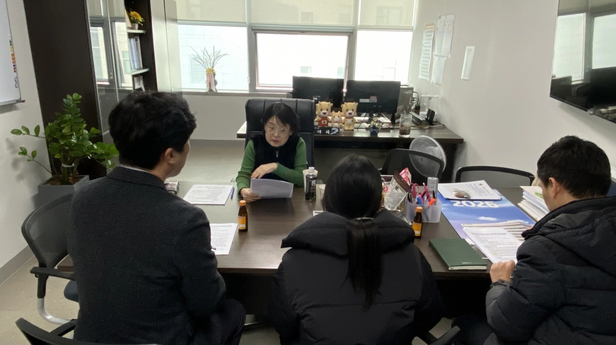 김미리 의원이 3일 경기도 종자관리소로부터 유기농 벼 종자 생산·공급 사업 추진 현황을 보고 받고 있다.(사진=경기도의회)