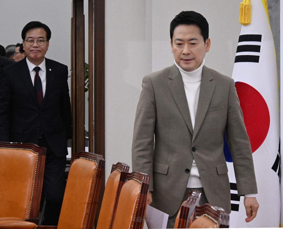 장동혁 국민의힘 대표가 5일 국회에서 열린 최고위원회의에 참석하고 있다. 안주영 전문기자