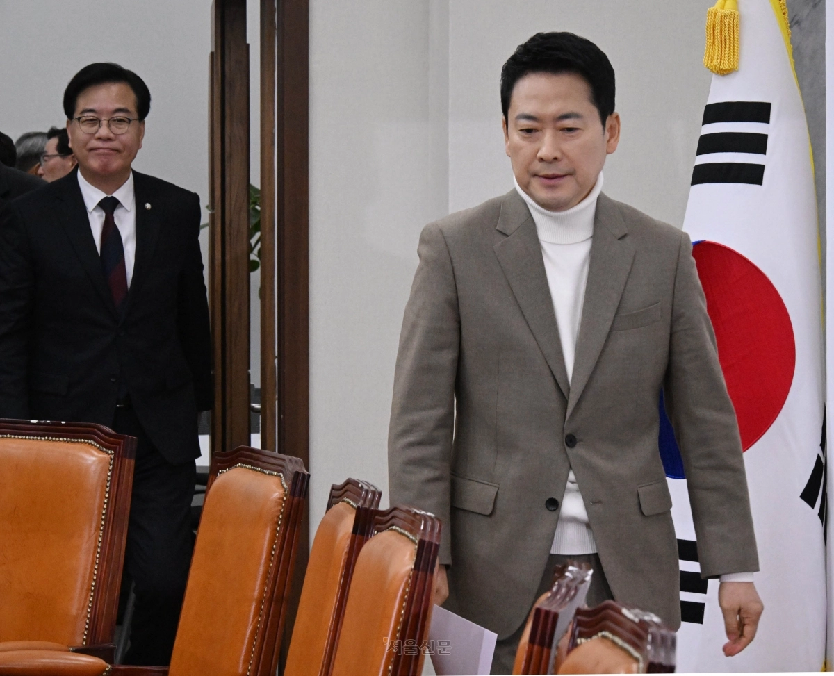 장동혁 국민의힘 대표가 5일 국회에서 열린 최고위원회의에 참석하고 있다. 안주영 전문기자