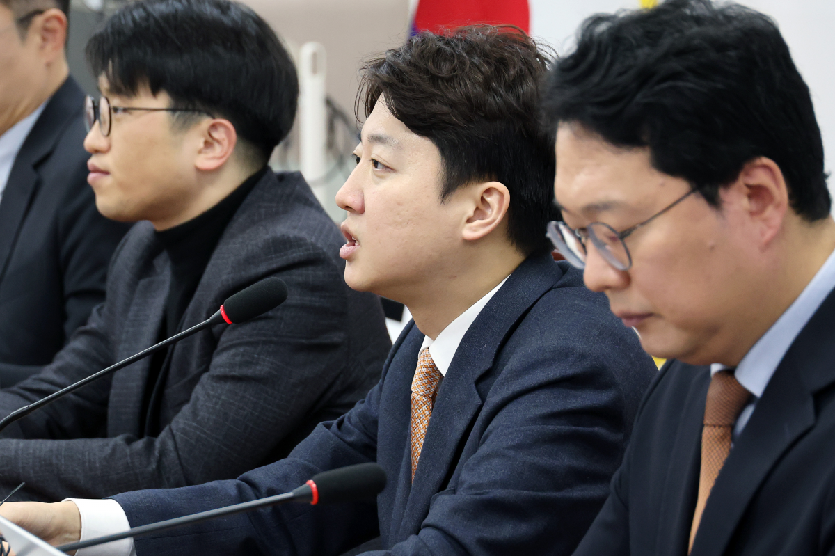 개혁신당 이준석 대표가 5일 국회에서 열린 최고위원회의에서 모두발언을 하고 있다. 연합뉴스