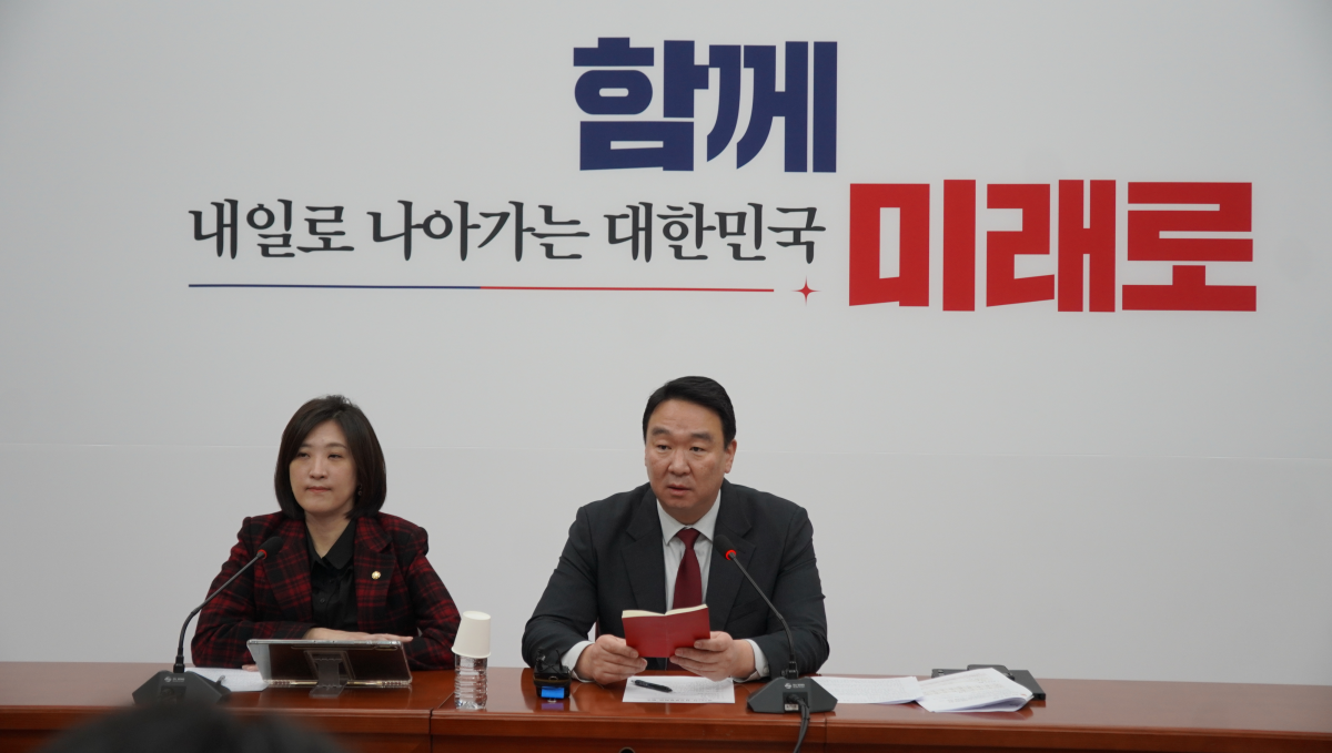 정희용(오른쪽) 국민의힘 사무총장이 5일 비공개 최고위원회의 후 정기 당무감사 결과를 브리핑하고 있다. 왼쪽은 최보윤 국미의힘 수석대변인 . 정희용 의원실 제공