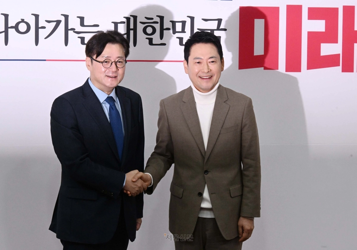 장동혁 국민의힘 대표가 5일 국회에서  홍익표 대통령비서실 정무수석비서관을  접견 하며 악수를 나누고  있다. 2026.2.5 안 주영 전문기자