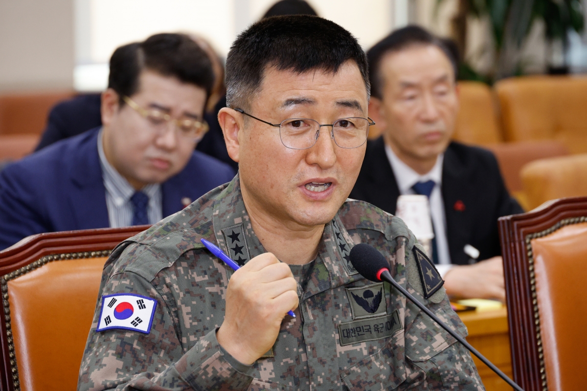 계엄사령관을 맡았던 박안수 당시 육군참모총장이 2024년 12월 5일 서울 여의도 국회에서 열린 국방위원회 전체회의 비상계엄 선포 경과 및 병력동원 관련 현안질의에 출석, 의원 질의에 답하고 있다. 뉴스1