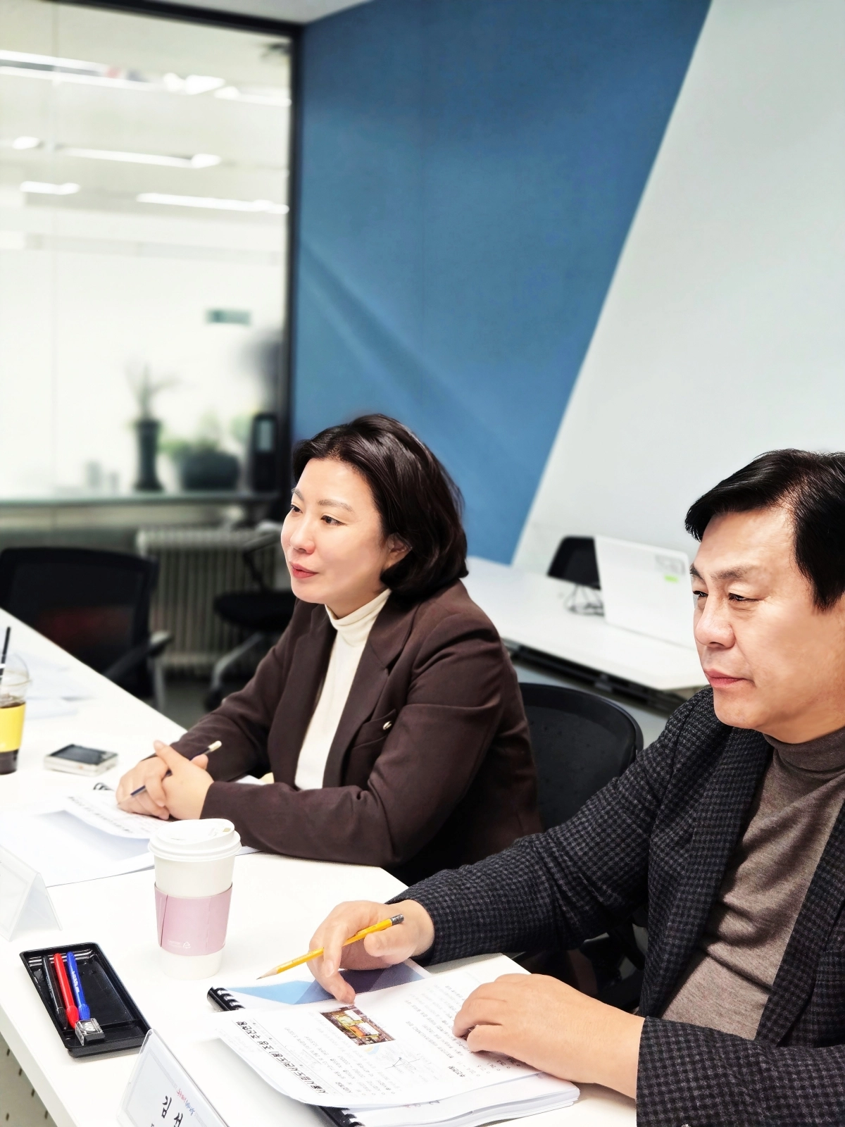 서울시립도서관(도봉) 조성 사업과 관련한 기본구상 및 타당성 용역 중간보고회 사업 추진 현황을 점검 중인 이은림 서울시의원(왼쪽)과 김선동 국민의힘 도봉을 당협위원장(오른쪽