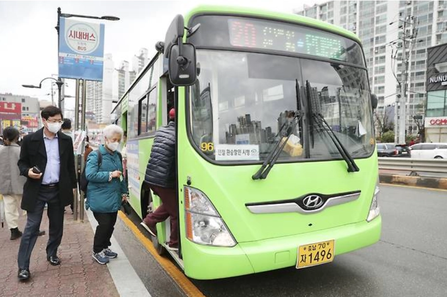 충남 천안에서 운행하는 시내버스. 서울신문DB