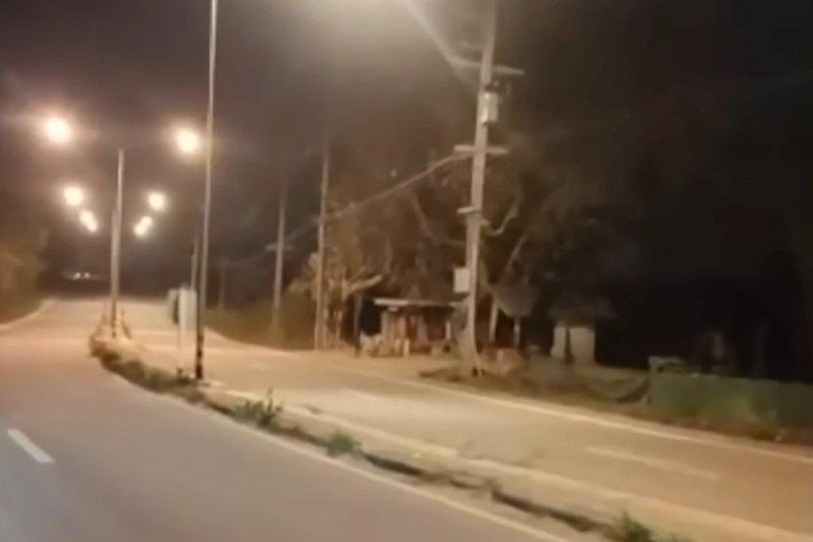 성폭행 미수 사건의 피해 여성이 지나가던 픽업트럭 운전자에게 도움을 요청한 태국 촌부리주 후아이야이 지역의 한적한 왕복 4차선 도로. 채널7 보도화면 캡처