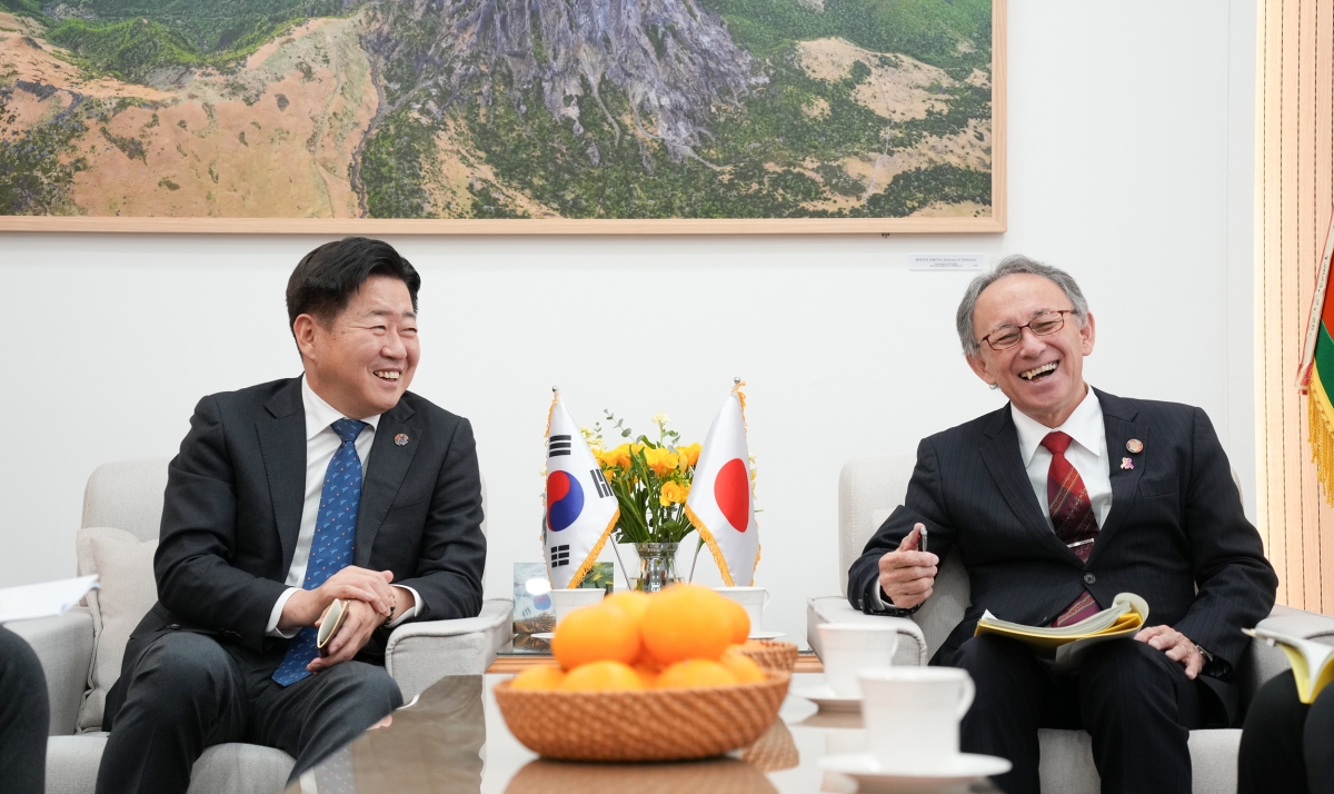 오영훈(왼쪽) 제주도지사가 5일 도청 집무실에서 타마키 데니 오키나와현지사와 면담하며 활짝 웃고 있다. 제주도 제공