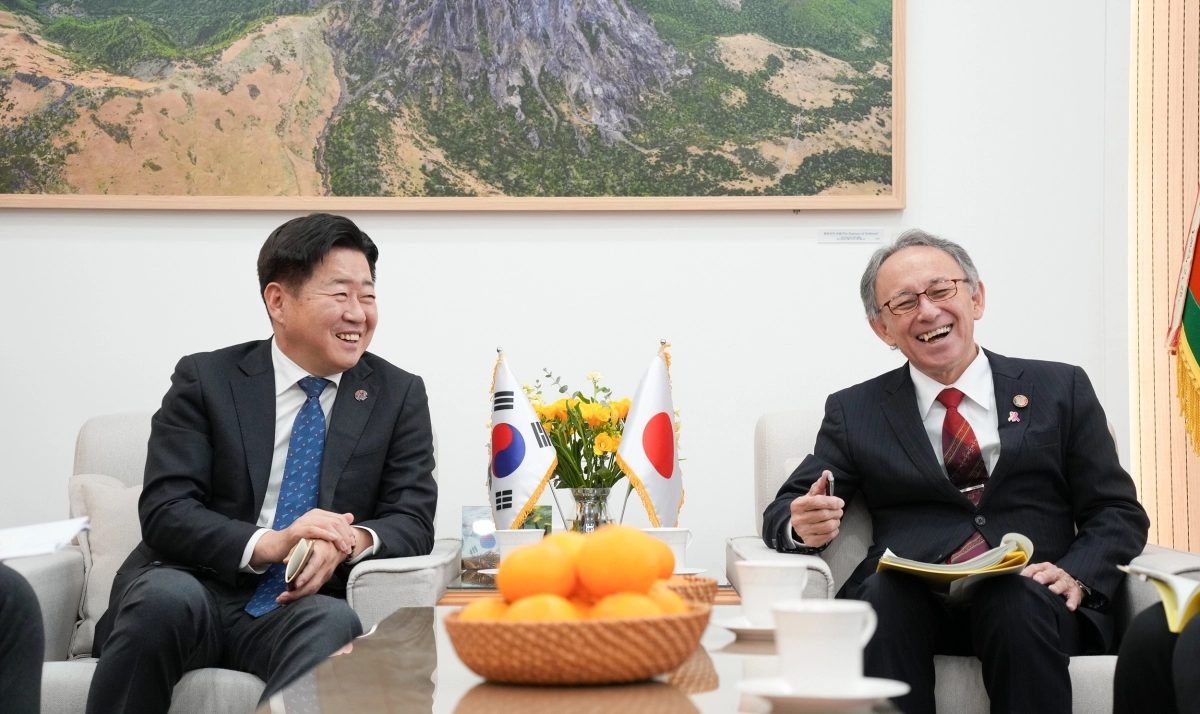 오영훈(왼쪽) 제주도지사가 5일 도청 집무실에서 타마키 데니 오키나와현지사와 면담하며 활짝 웃고 있다. 제주도 제공