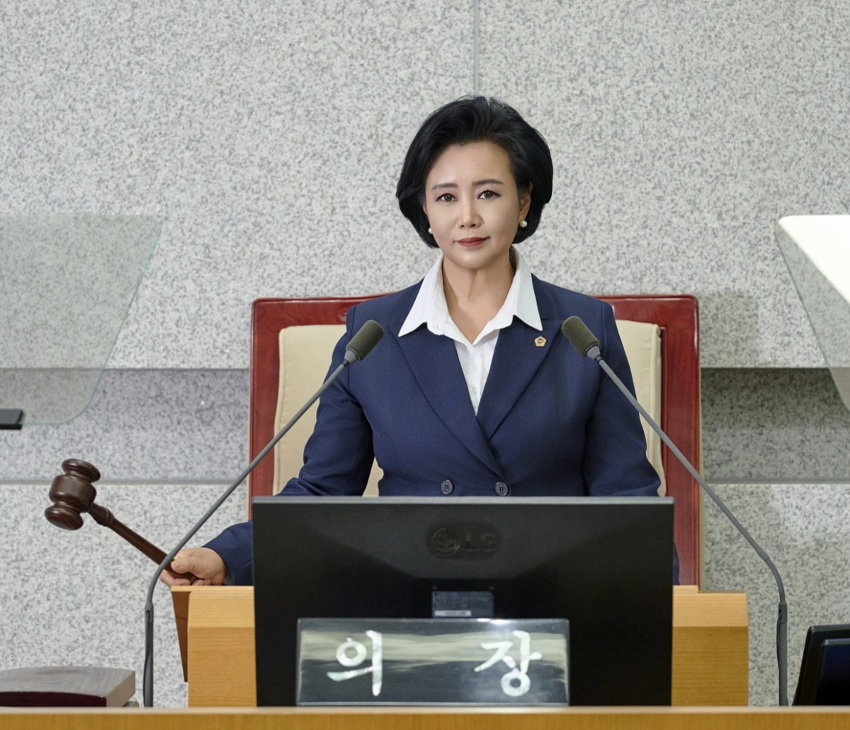 정윤경 부의장이 4일 제388회 임시회 대집행부 질문 의사진행을 주재하고 있다.(사진=경기도의회)