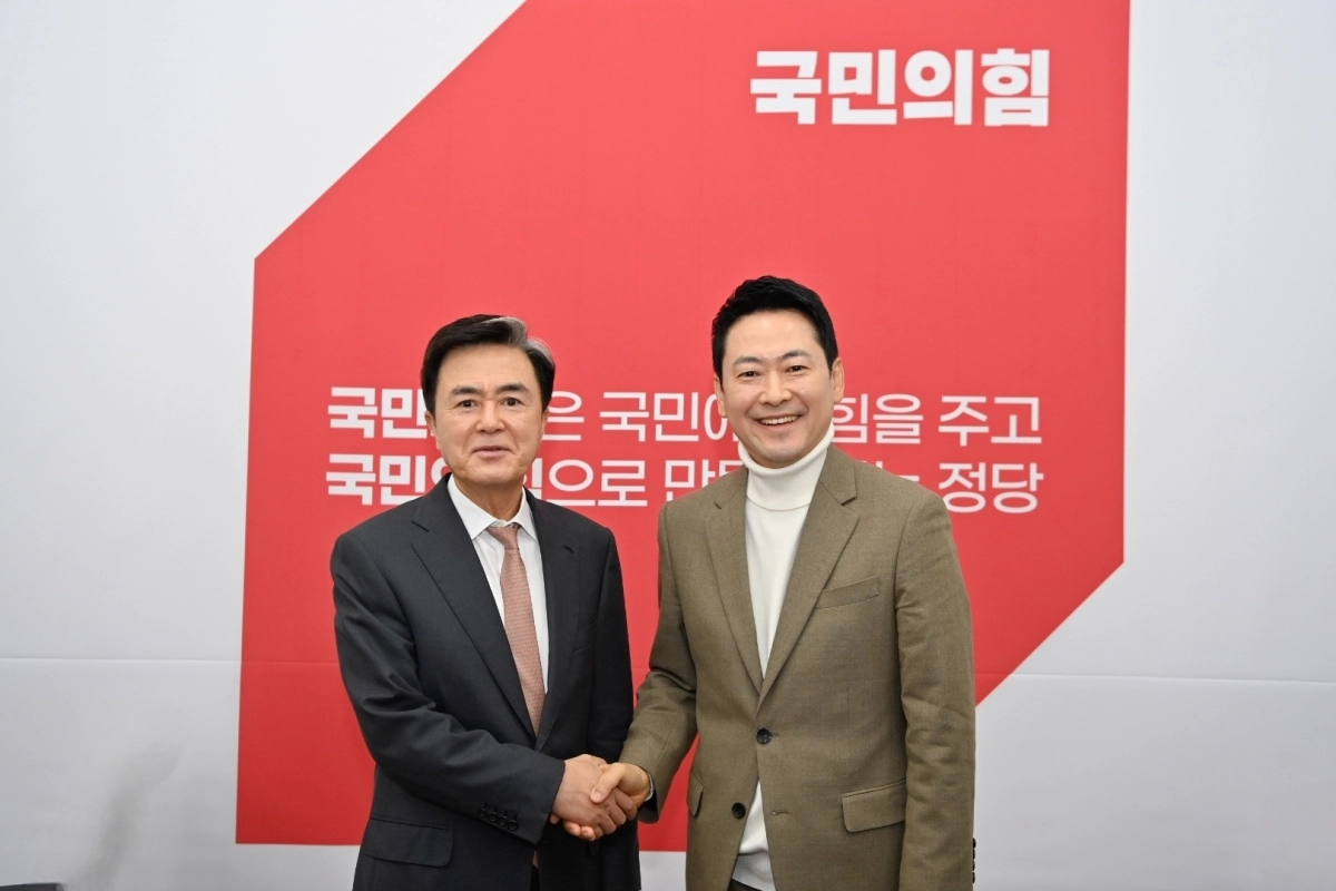 김태흠 충남지사가 5일 오전 국회를 방문해 장동혁 국민의힘 대표와 대전·충남 행정통합 특별법안에 대한 이야기를 나눈 후 기념촬영을 하고 있다. 도 제공