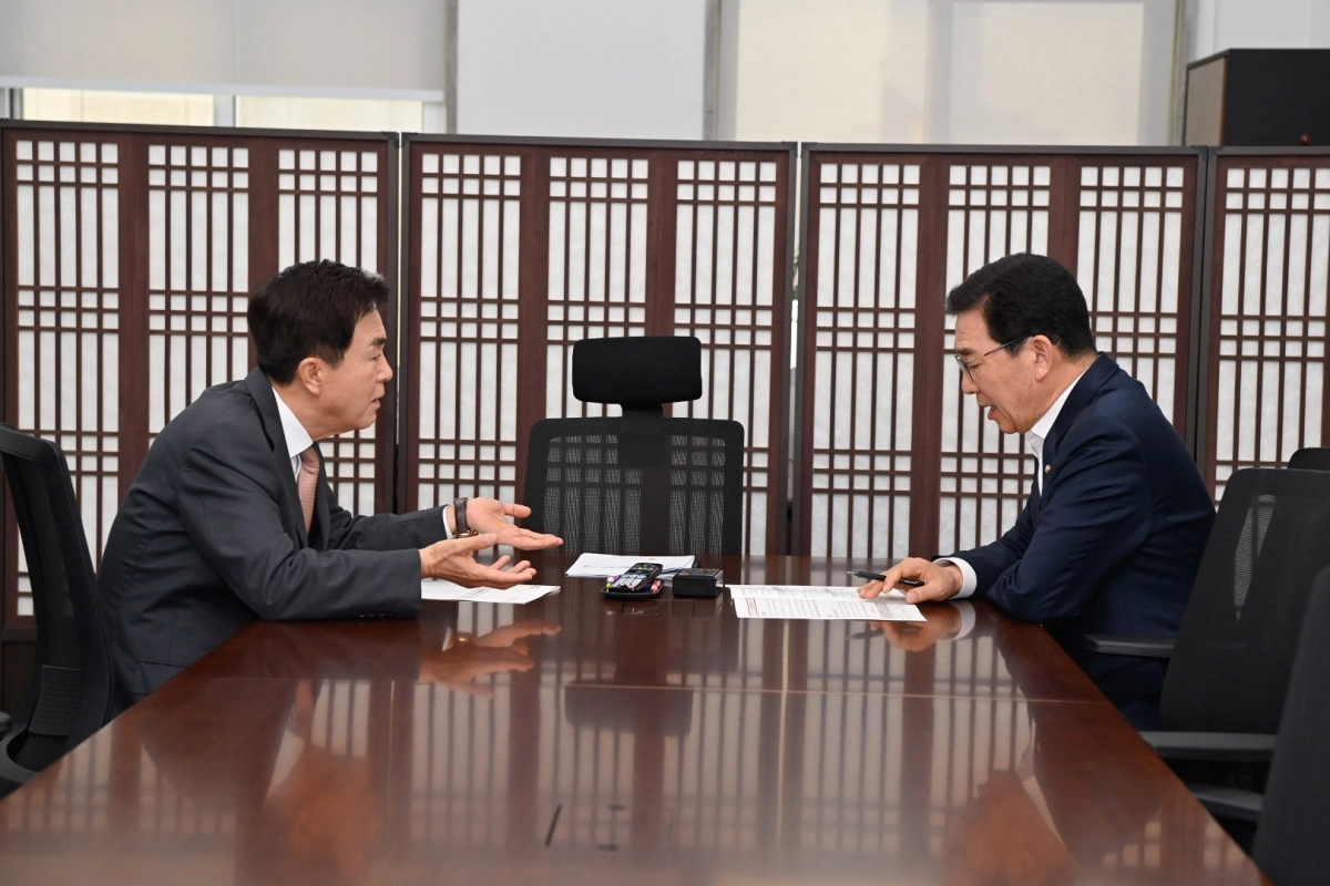 김태흠 충남도지사와 신정훈 국회 행정안전위원회 위원장이 이야기를 나누고 있다. 도 제공