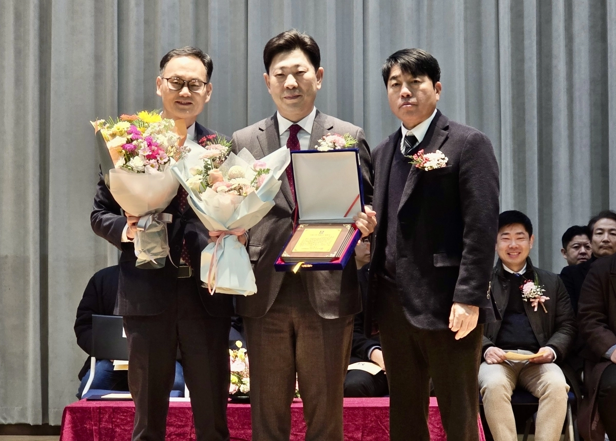 5일 포항제철공고 ‘자랑스러운 동문상’을 수상한 박용선 도의원(가운데)이 기념촬영을 하고 있다. 박용선 의원실 제공