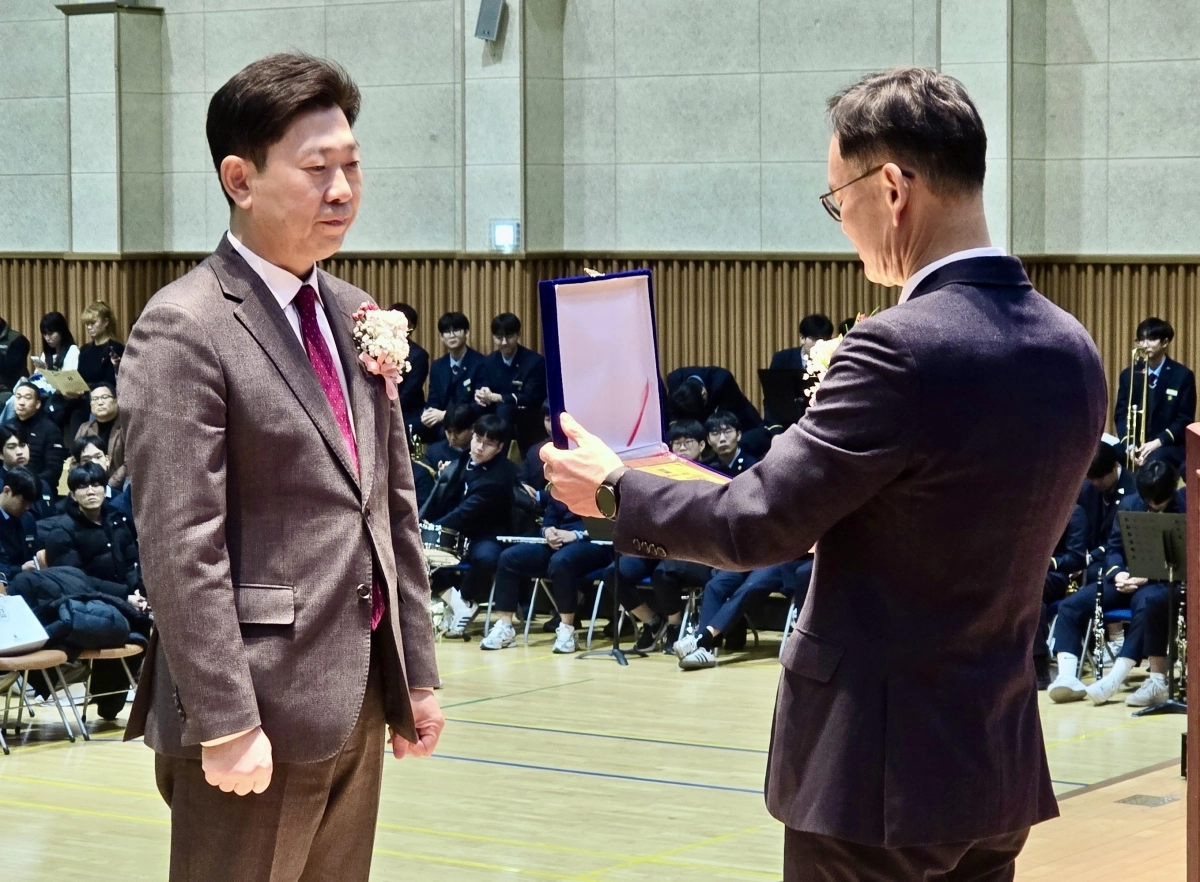5일 포항제철공고 ‘자랑스러운 동문상’을 수상하는 박용선 의원(왼쪽). 박용선 의원실 제공