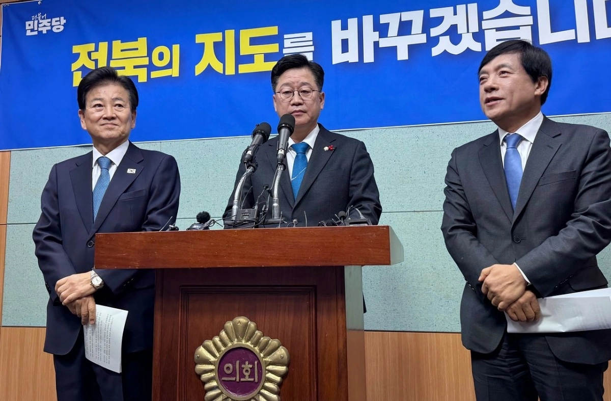 더불어민주당 안호영 의원(가운데)이 지난 2일 전북특별자치도의회에서 정동영 통일부 장관(왼쪽), 이성윤 최고위원(오른쪽)과 함께 전주·완주 통합에 관한 기자회견을 하고 있다. 연합뉴스