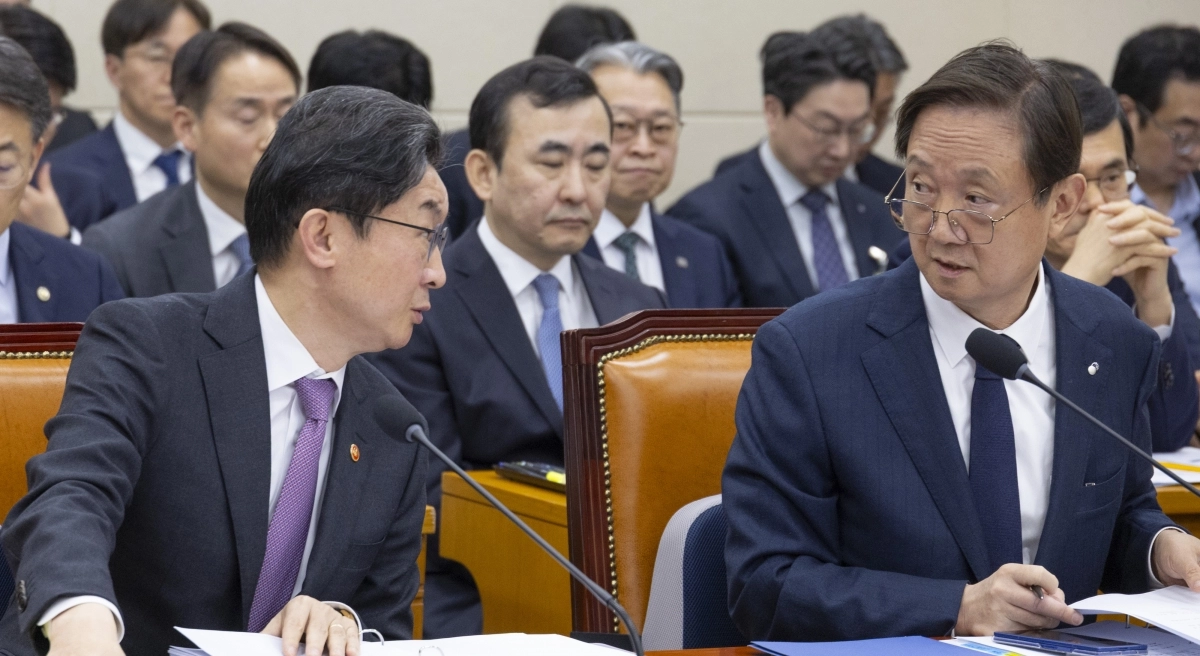 대화하는 금융위원장과 금융감독원장