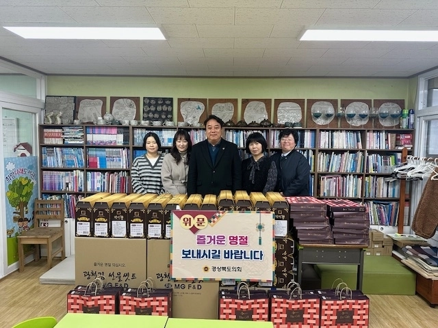 지난 4일 ‘다산지역아동센터’를 방문한 노성환 의원(가운데). 경북도의회 제공