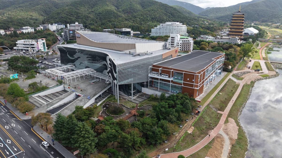 경북 경주시 화백컨벤션센터와 APEC 정상회의를 위해 지어진 국제미디어센터(오른쪽 붉은색 건물). 경주시 제공