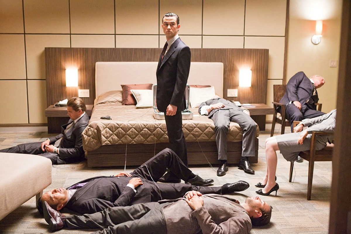 미국의 신경과학자들이 꿈이 창의적 문제 해결에 실마리를 제공해줄 수 있으며, 꿈에 영향을 미칠 수 있는 기술을 개발했다. 크리스토퍼 놀런 감독의 SF 영화 ‘인셉션’의 한 장면. 영화 인셉션에서는 타인의 꿈 속으로 들어가 기억을 바꾸는 내용이 나온다.  워너브러더스 제공