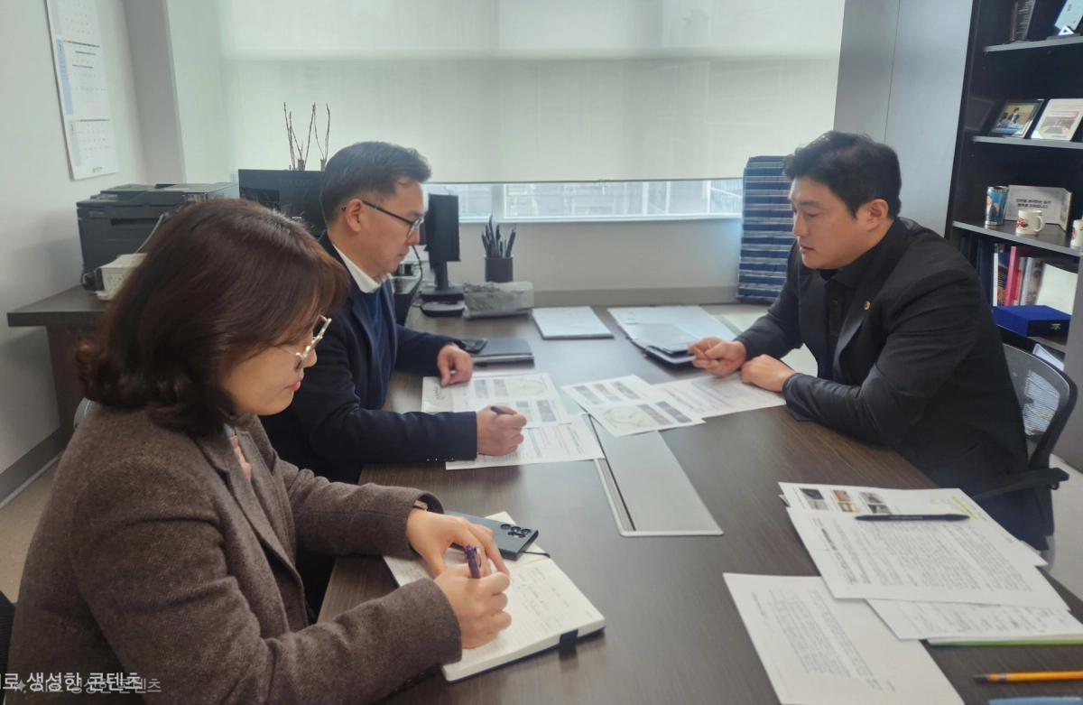 이상원 의원이 5일 경기도일자리재단 관계자들과 간담회를 갖고 경력단절 예방 및 인식 개선을 위한 지원 방안을 논의하고 있다.(사진=경기도의회)