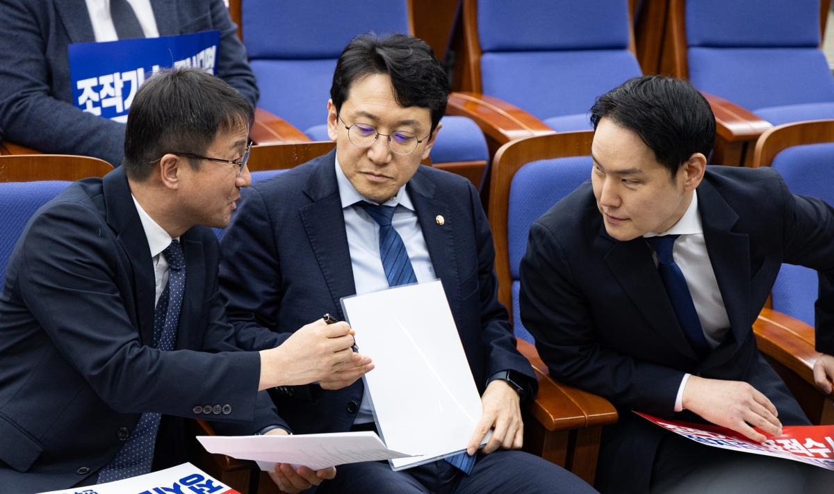 논의하는 민주당 원내지도부