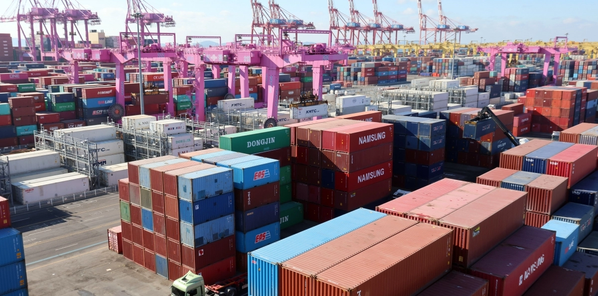 21일 인천 연수구 인천신항 컨테이너 터미널에 컨테이너가 쌓여 있다.  2026.01.21. 뉴시스