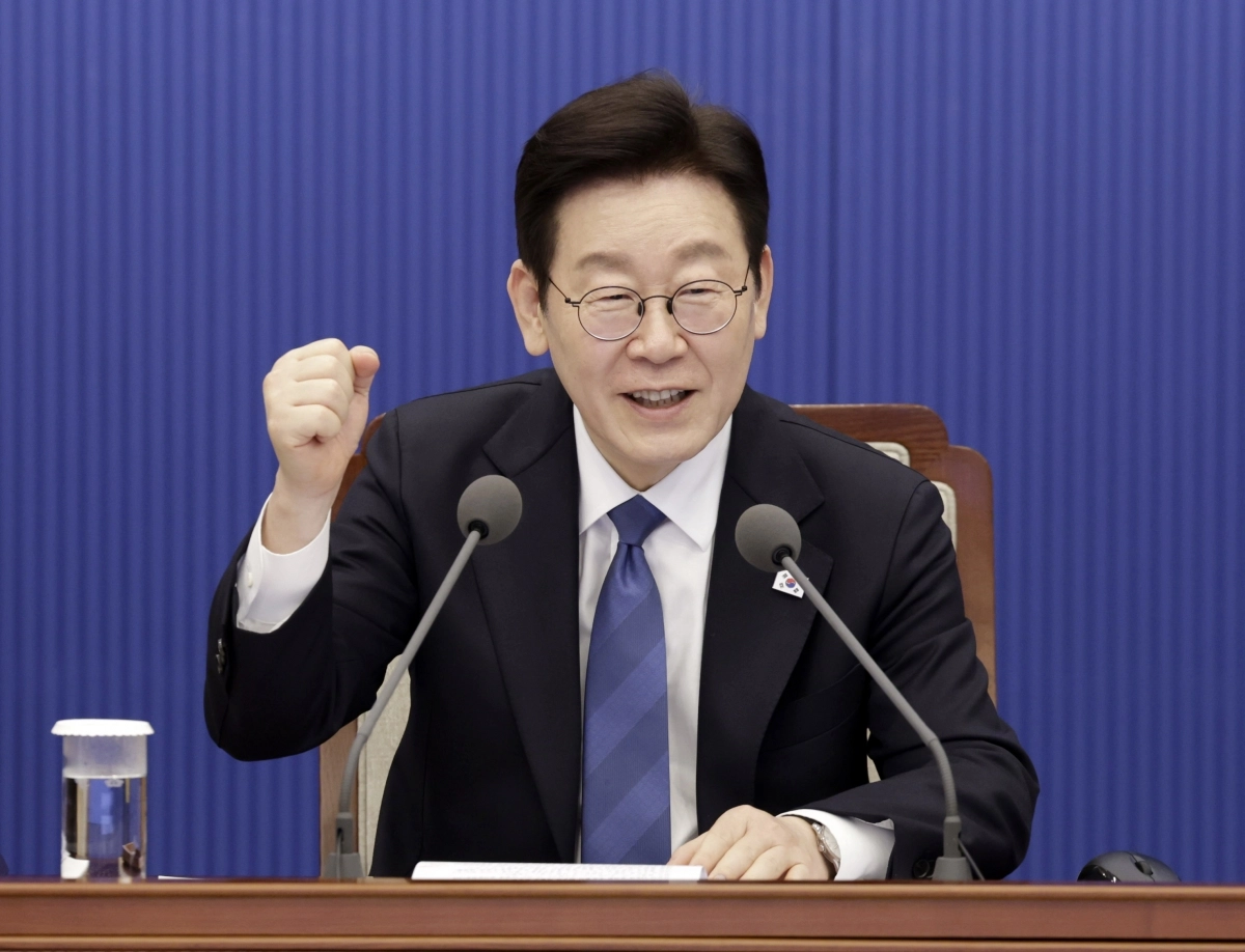 이재명 대통령이 5일 청와대 여민관에서 열린 수석보좌관회의에서 밀라노·코르티나담페초 동계 올림픽 대한민국 선수단을 응원하며 파이팅을 외치고 있다. 2026.2.5 연합뉴스