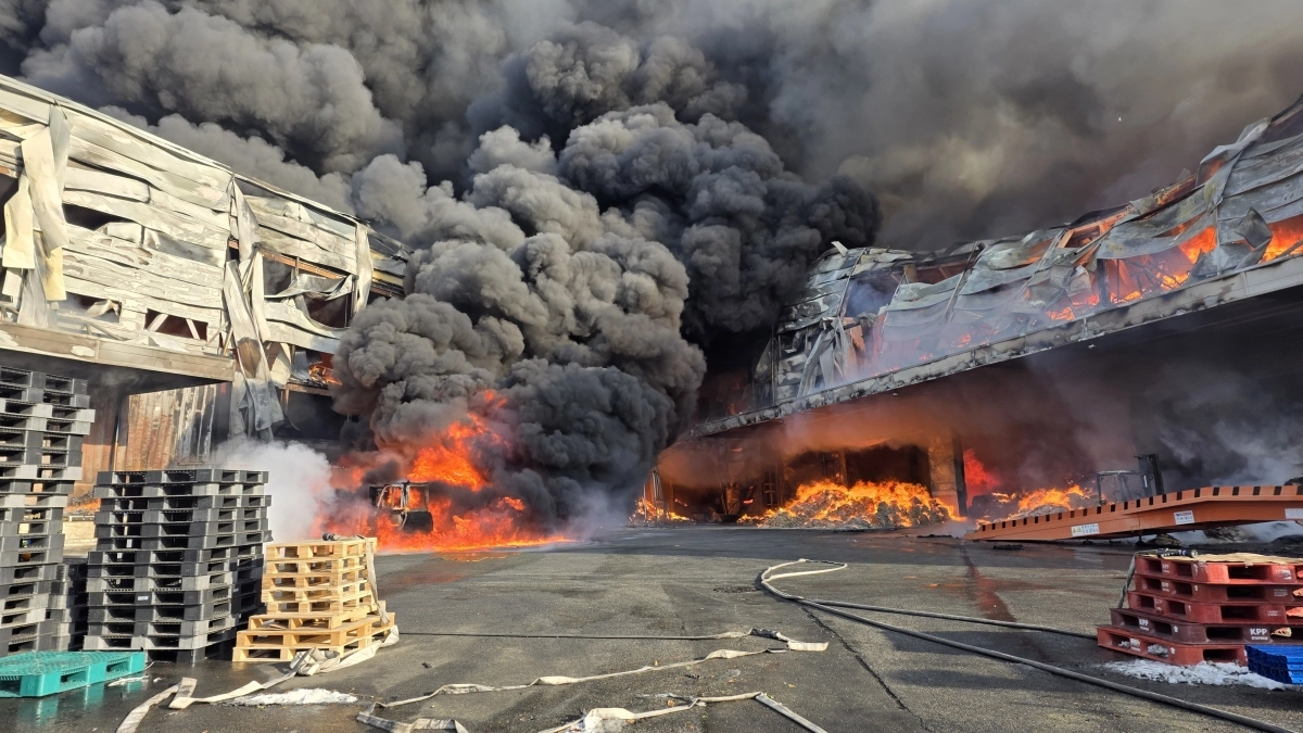 지난달 30일 발생한 음성 생활용품 공장 화재 현장. 충북도소방본부 제공.