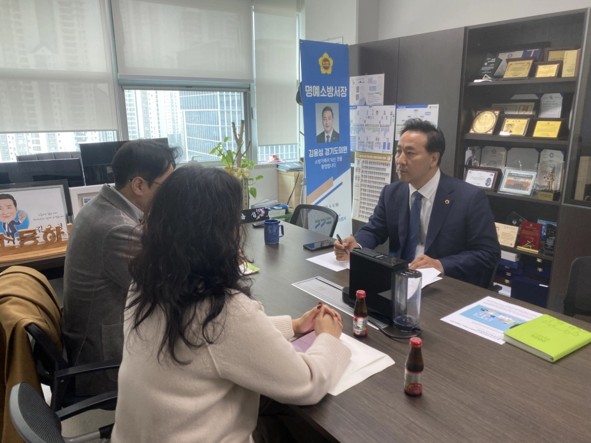 김용성 의원이 4일 한국산모신생아건강관리연합회 관계자들과 정담회를 열고 산모신생아 건강관리 지원사업 현장 의견을 청취하고 있다.(사진=경기도의회)