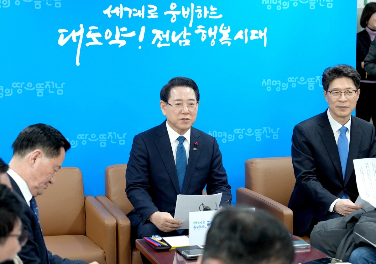 김영록 지사가 5일 도청 기자실에서 간담회를 열고 전남광주특별시에 450조원 규모 첨단산업 유치계획을 밝히고 있다.