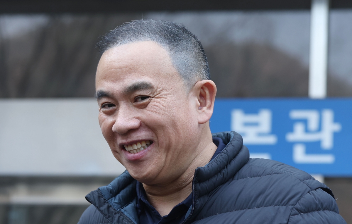 정치자금법 위반 혐의로 기소된 ‘정치 브로커’ 명태균 씨가 5일 경남 창원시 창원지법에서 열린 1심 재판에서 무죄 선고를 받은 후 취재진 질문에 답하고 있다. 창원 연합뉴스