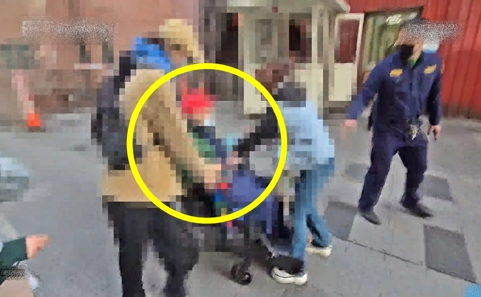 대만에서 68세 간병인이 102세 노인과 가족 몰래 혼인신고한 사실이 발각됐다. 노인의 자녀들은 간병인이 아버지의 막대한 재산을 노린다고 주장했다. 사진은 노인의 자녀들이 3일(현지시간) 타이중의 한 병원 앞에서 몸싸움 끝에 간병인과 아버지를 분리한 모습. 2026.2.5 ET투데이 캡처